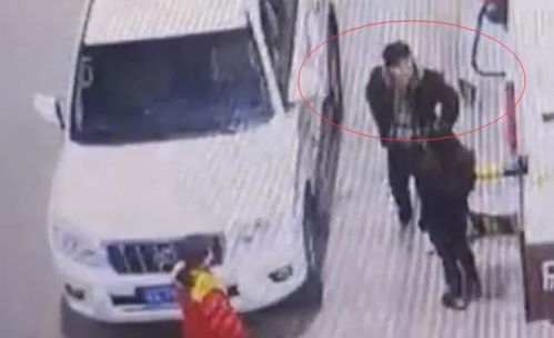 女子跌落下水道脱险后原地提醒路人